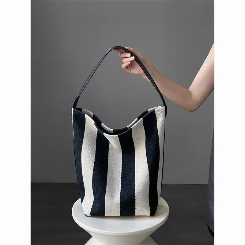 Black and white contrasting wide shoulder strap women's bag large capacity tote bag bucket bag