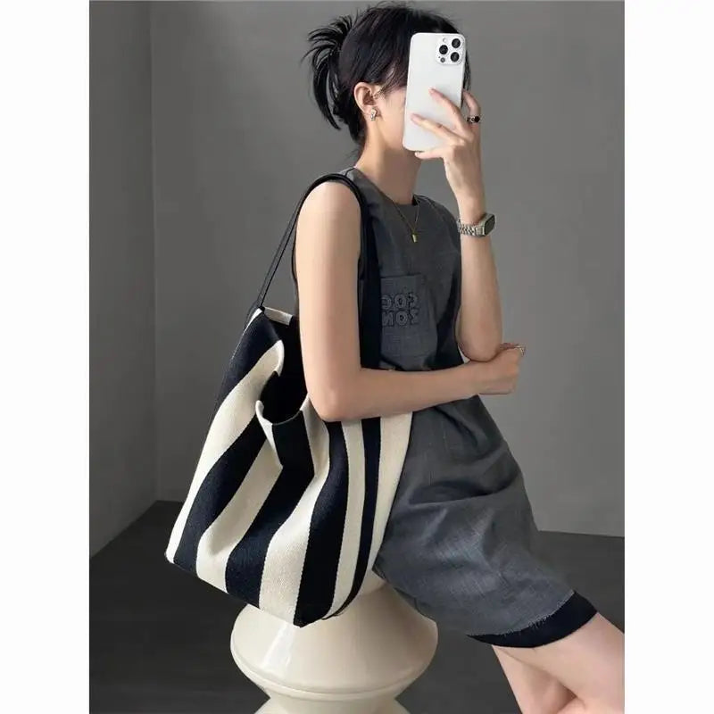 Black and white contrasting wide shoulder strap women's bag large capacity tote bag bucket bag