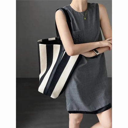 Black and white contrasting wide shoulder strap women's bag large capacity tote bag bucket bag